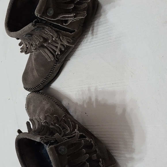 Minnetonka Gray Suede Ankle Booties Moccasins Womens Fringed Zips Sz 7 GUC - Picture 7 of 11